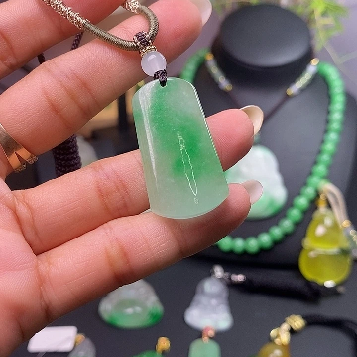 翡翠未镶嵌吊坠(赠链)
