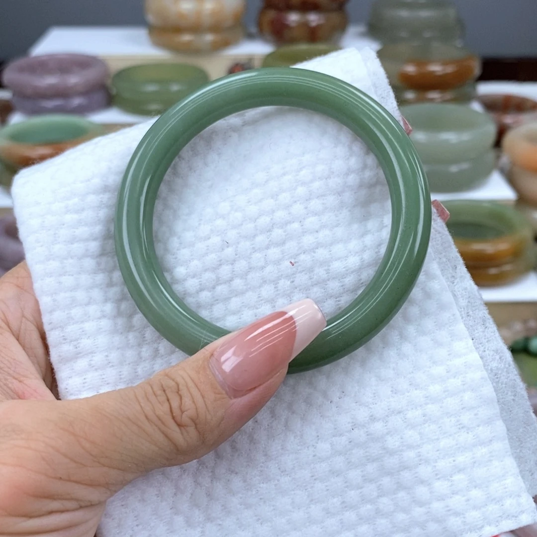 石英质玉手镯未镶嵌沙*?