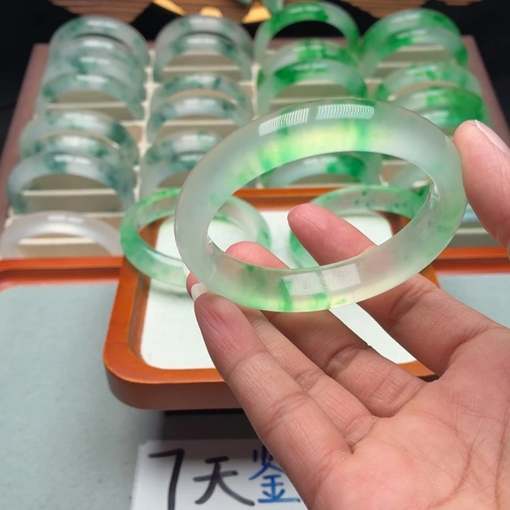 I***u石英质玉未镶嵌手镯