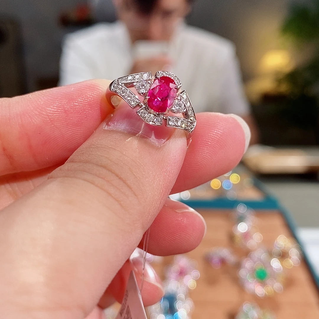 红宝石18K金镶嵌戒指Aigs无烧鸽血红1.12ct