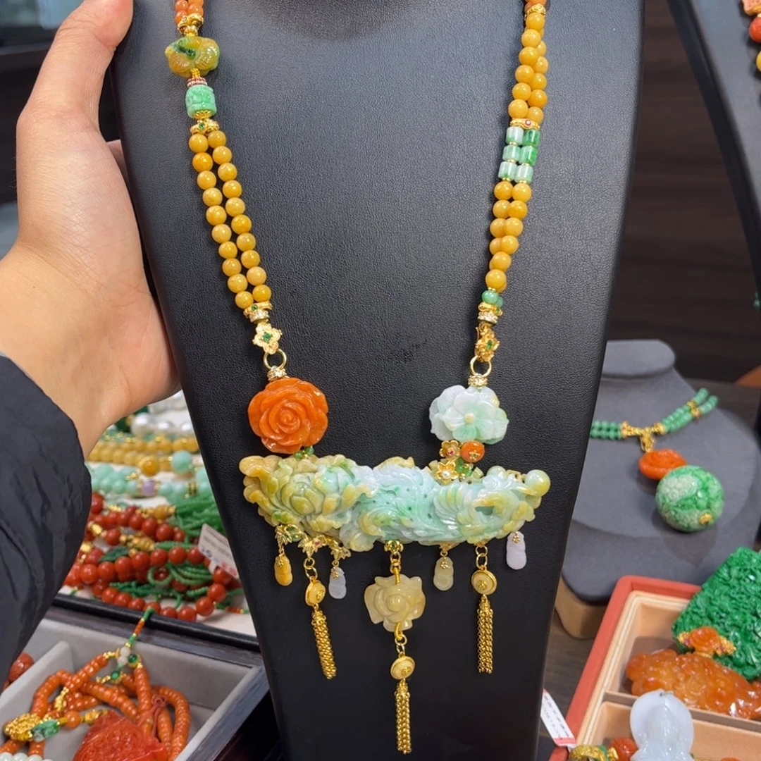 翡翠未镶嵌颈饰凤穿牡丹