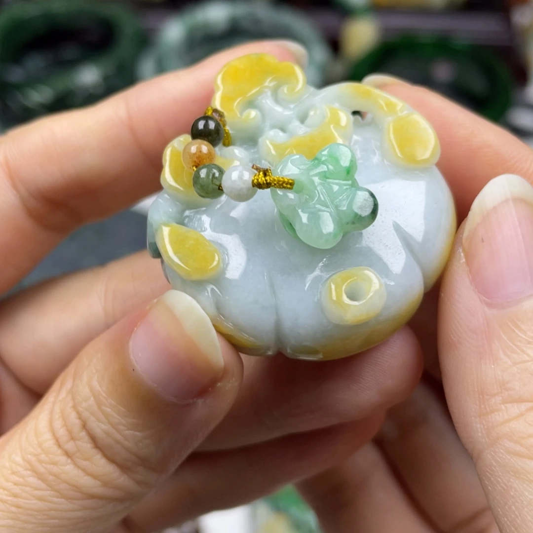 翡翠未镶嵌颈饰牌子