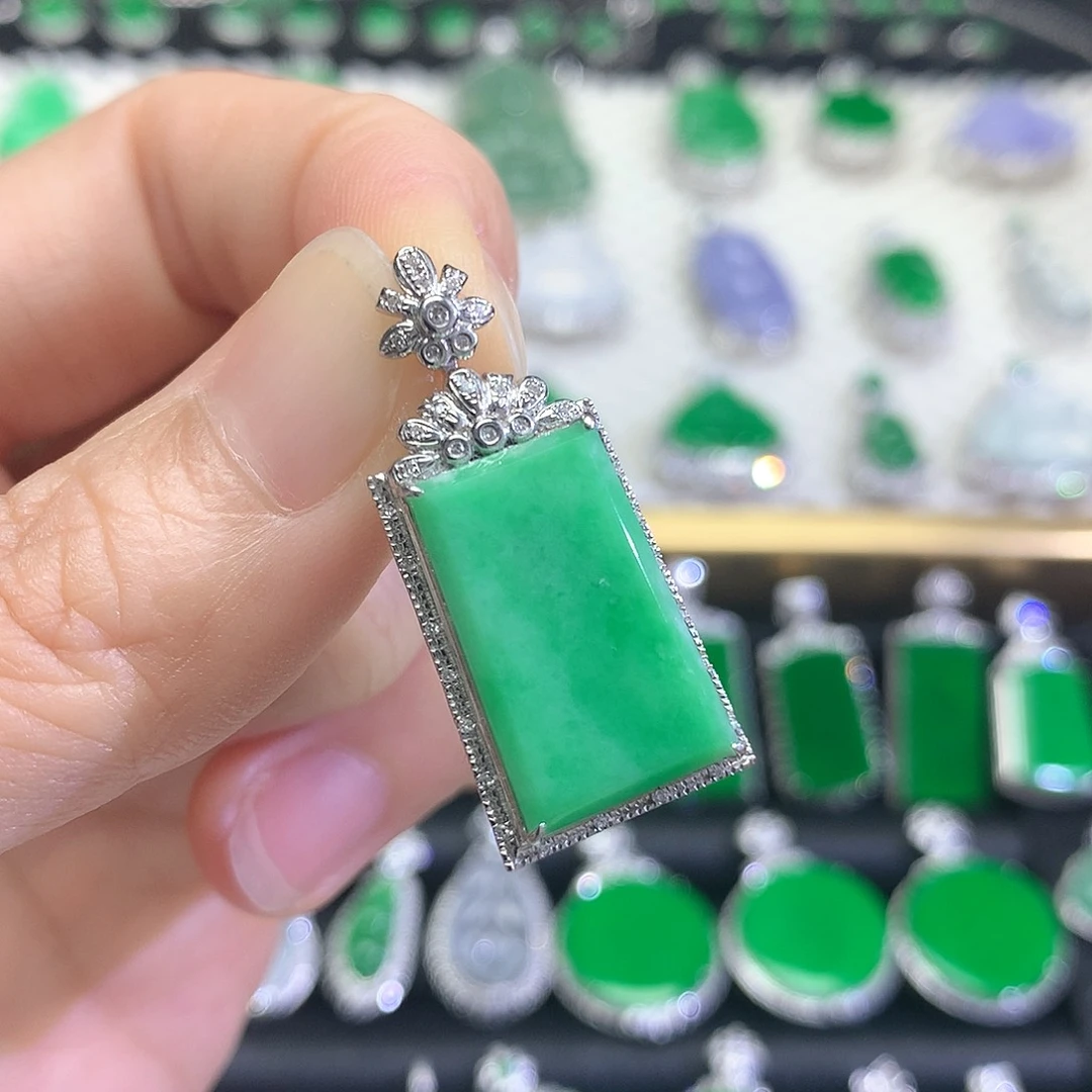 颈饰18K金镶嵌翡翠吊坠