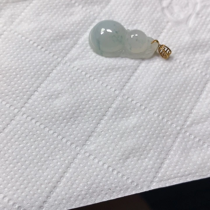 翡翠18K金镶嵌颈饰葫芦