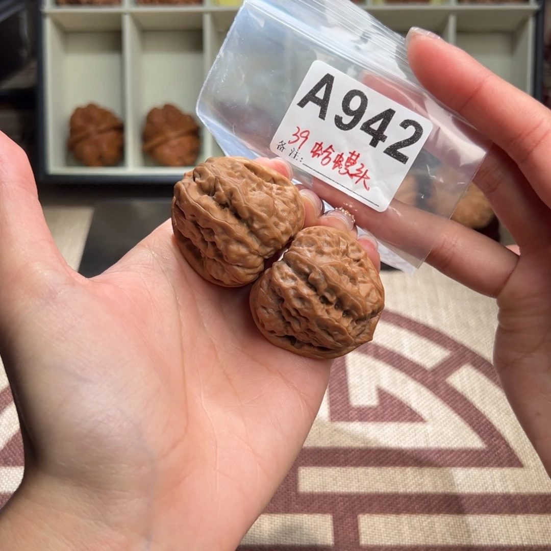 39四开背蛤蟆头文玩核桃