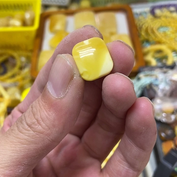 蜜蜡未镶嵌裸石吊坠