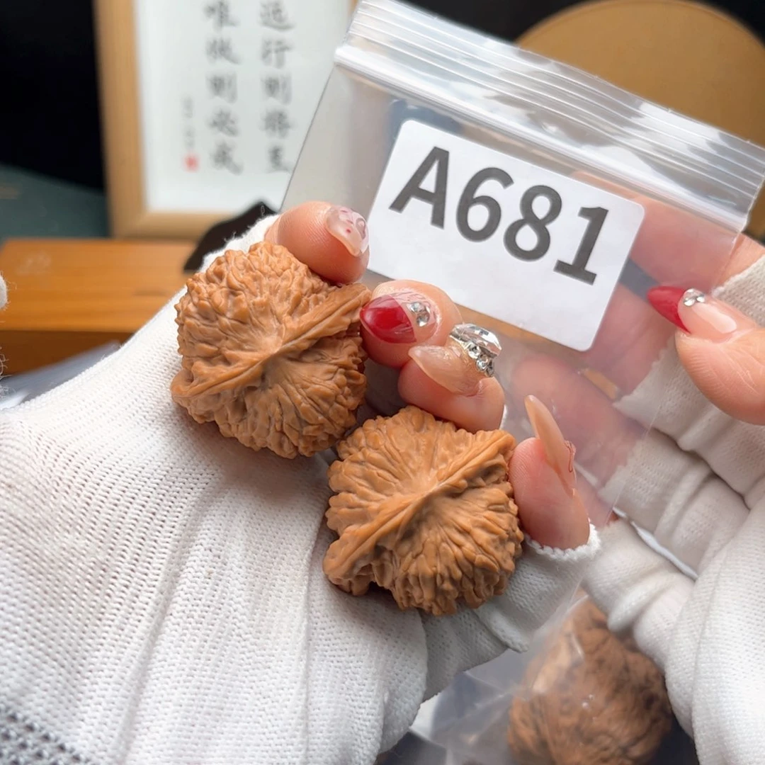 文玩核桃把件37红豆a 681