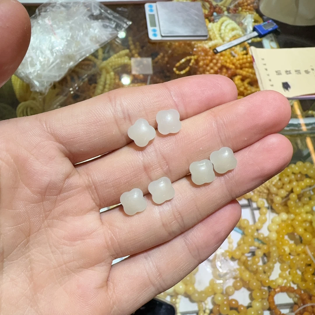 天然和田玉四叶草耳钉约7-8mm左右多样性拍一发一x