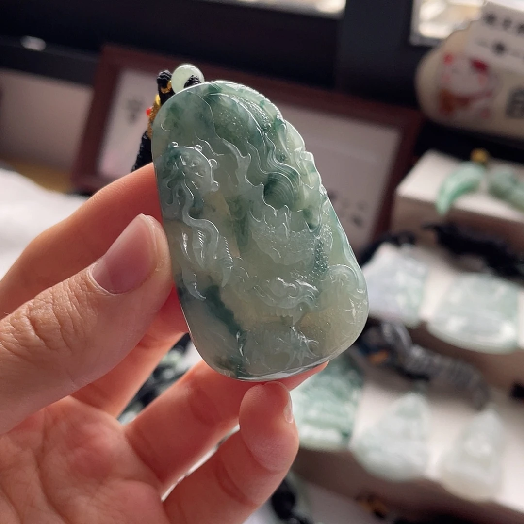 翡翠未镶嵌颈饰龙
