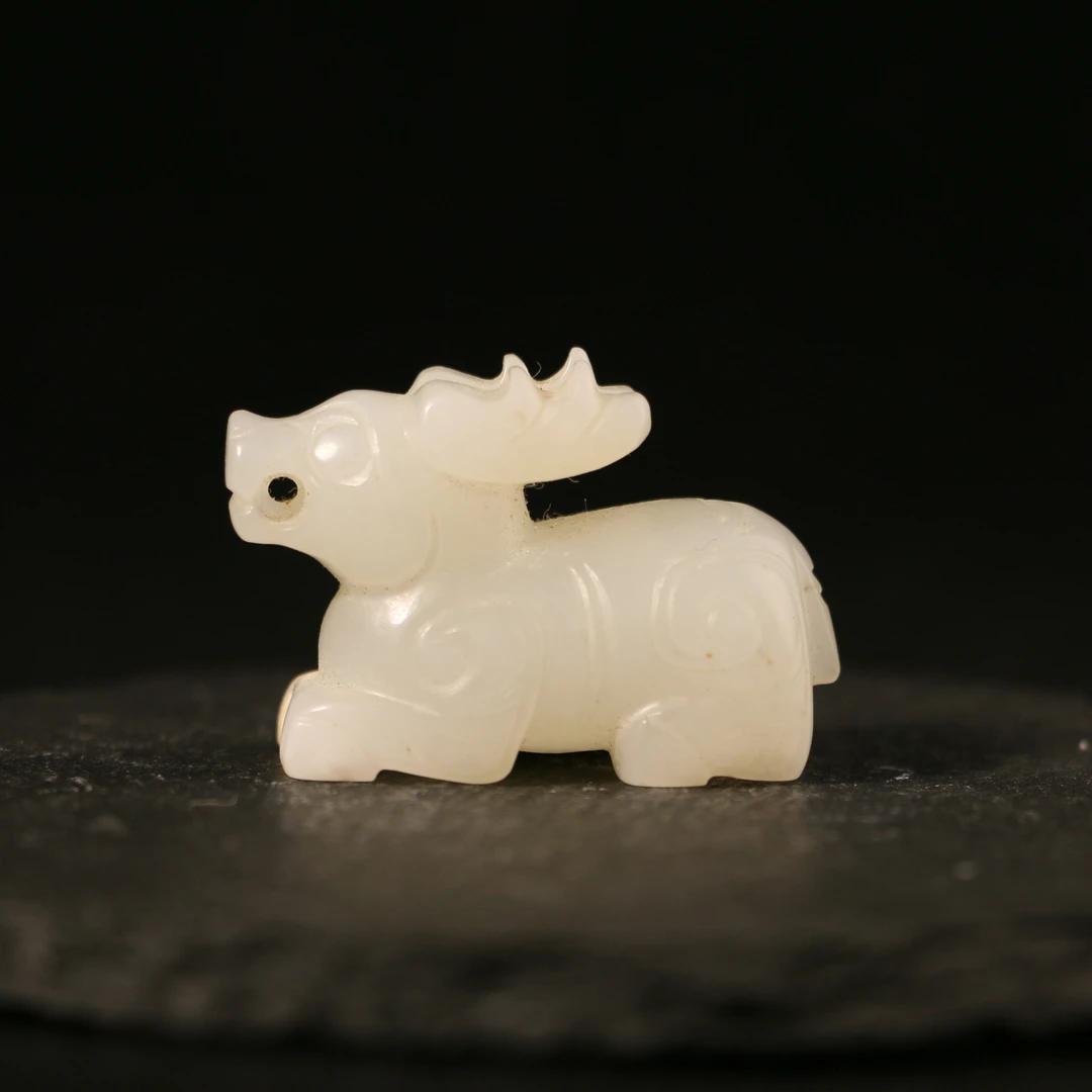 26G68  清  白玉圆雕玉鹿挂件