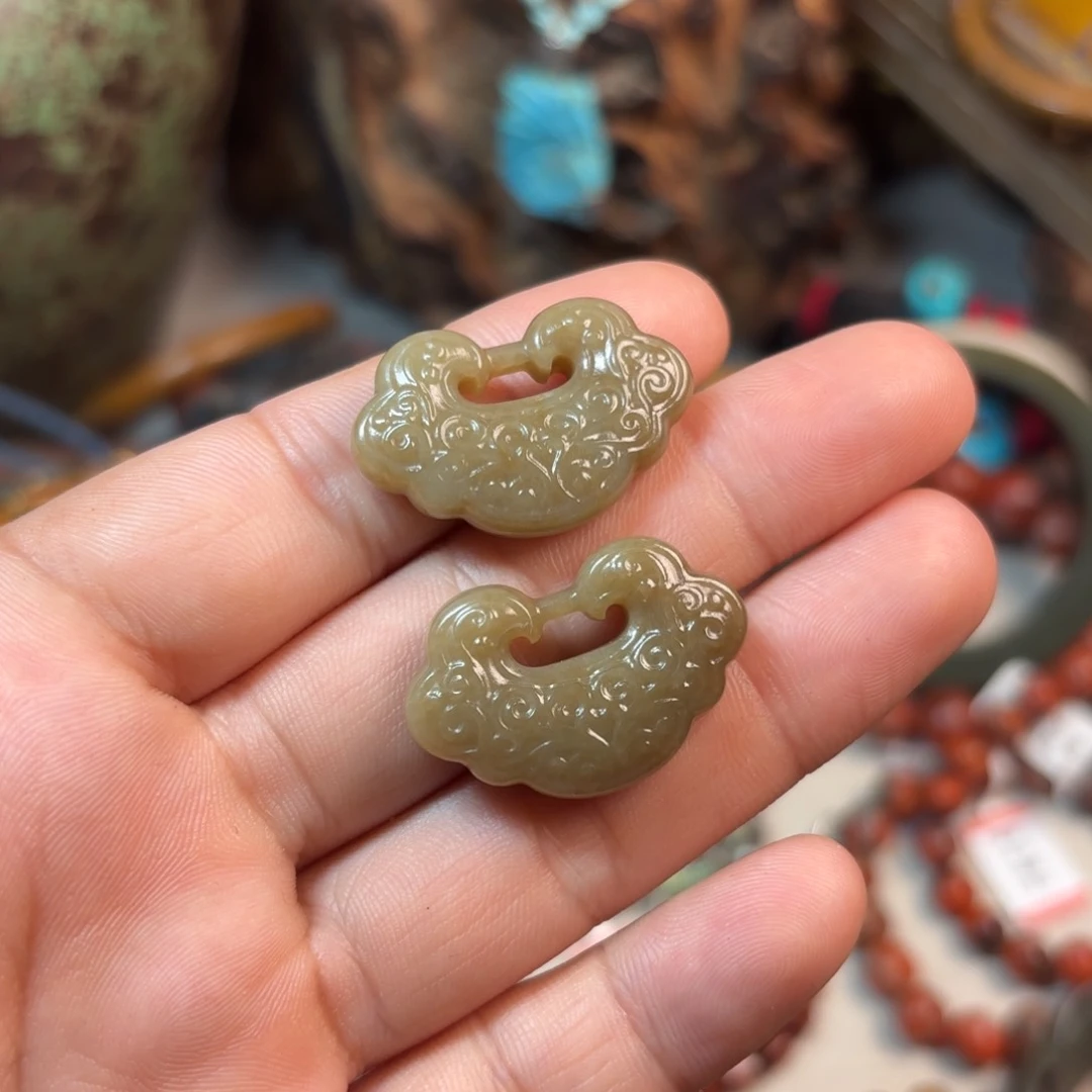 和田玉颈饰未镶嵌静**³