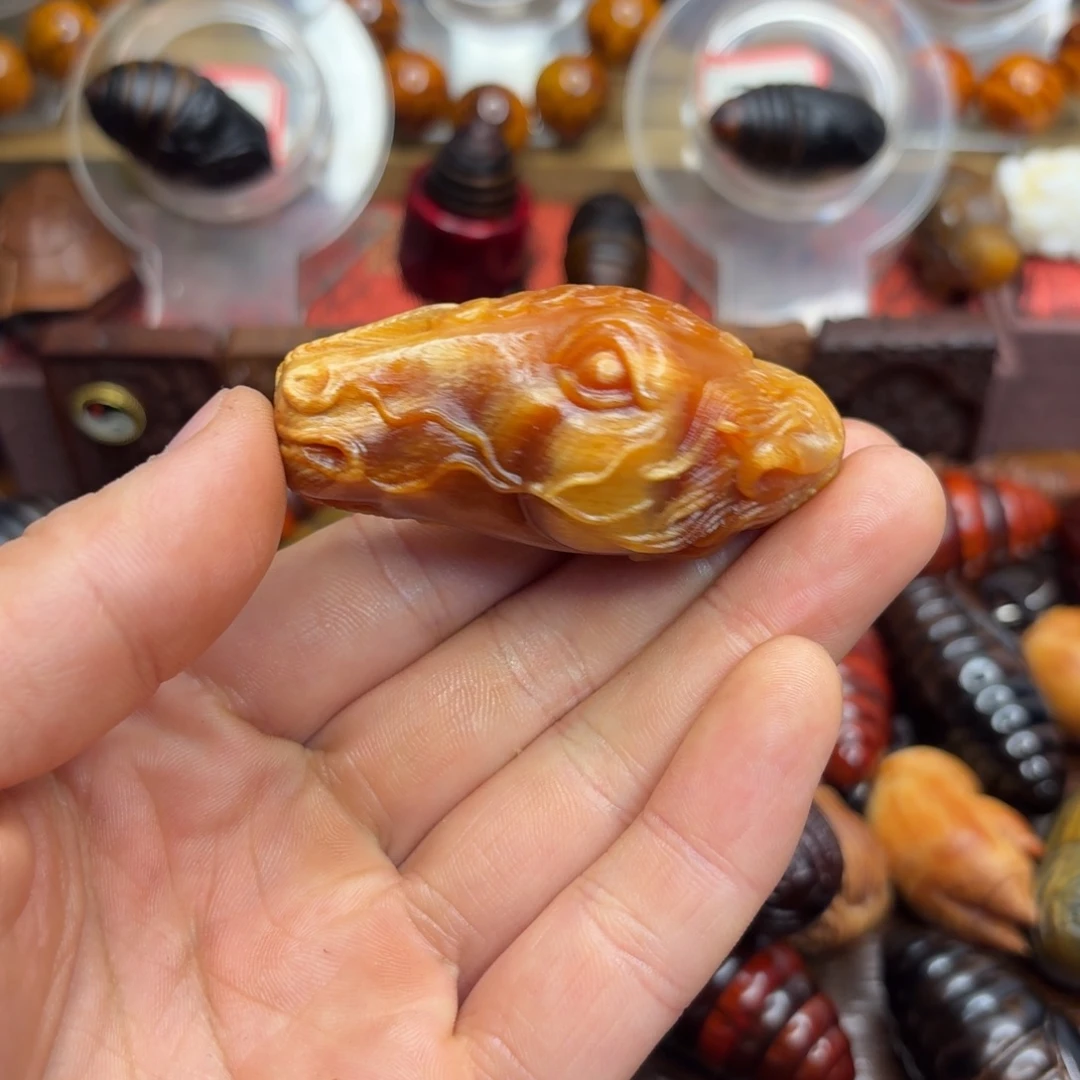 琥珀木马上有钱手把件