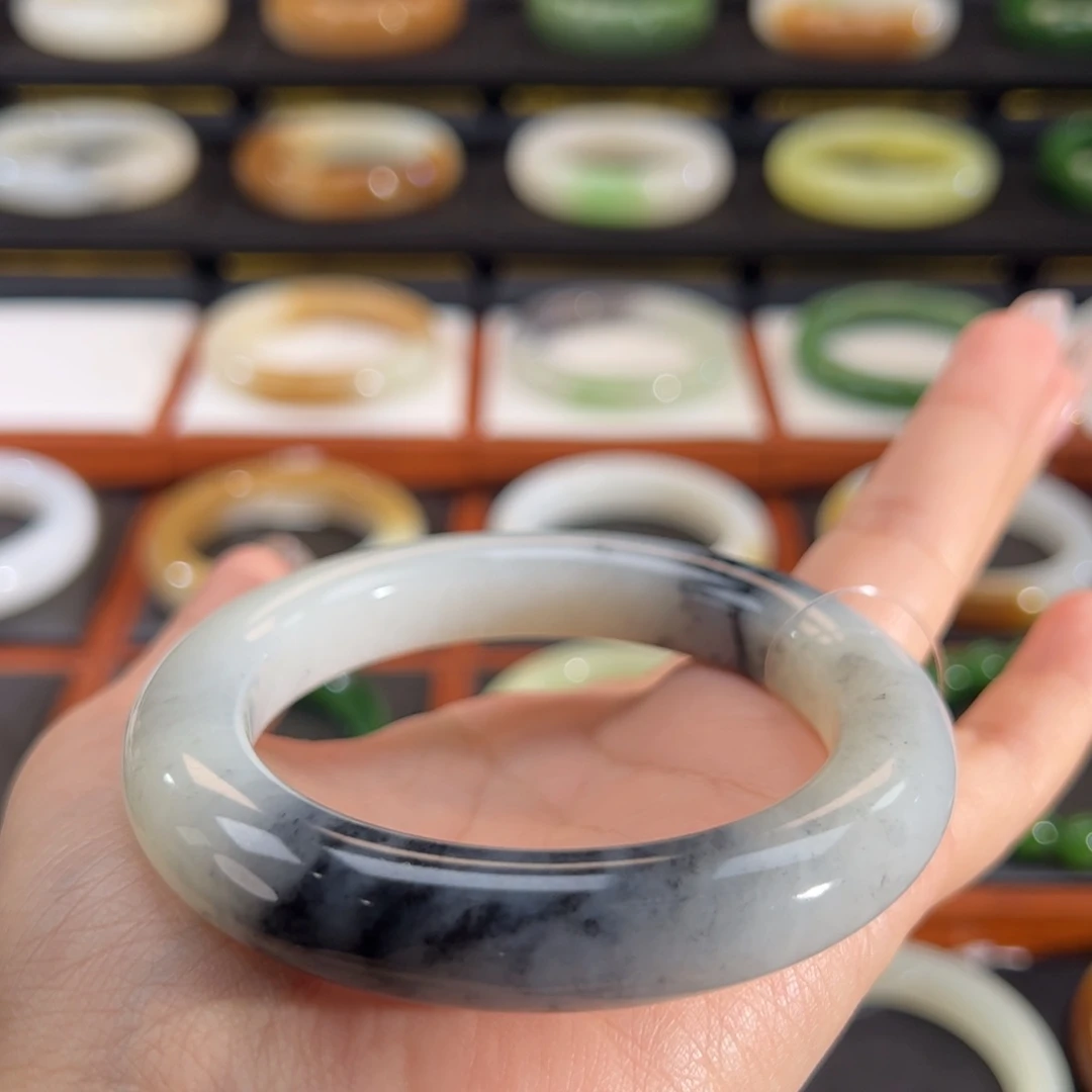 和田玉（墨玉）未镶嵌手镯意境青花