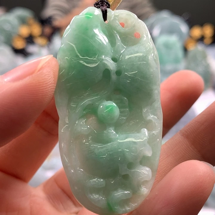翡翠未镶嵌颈饰和和美美年年有余两面工艺福利