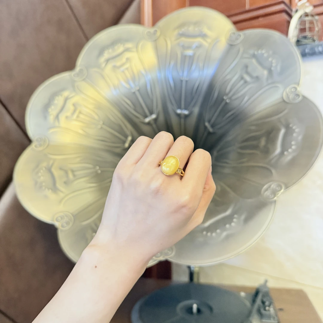蜜蜡原皮大蛋面戒指