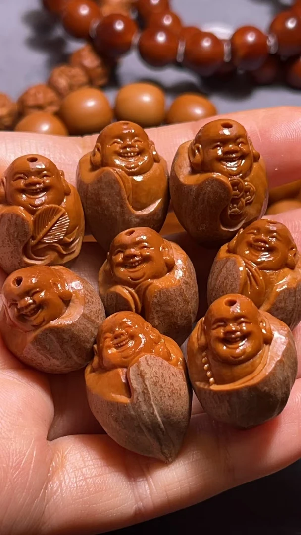 苏工橄榄核雕老核包衣弥勒
