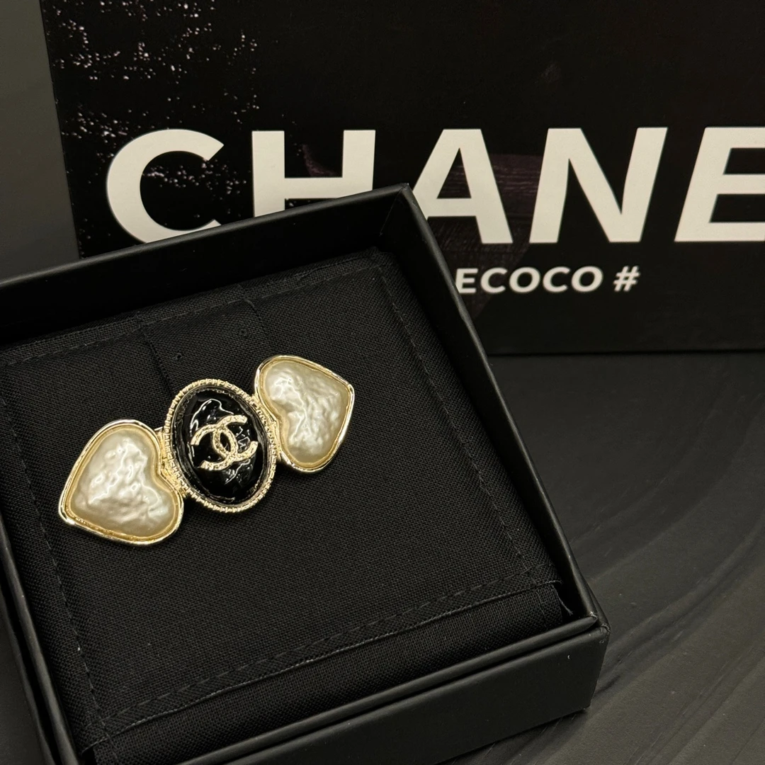 99新 Chanel/香奈儿 黑白贝母桃心胸针