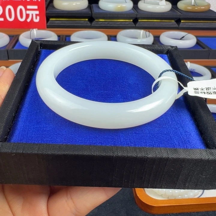 和田玉未镶嵌手镯