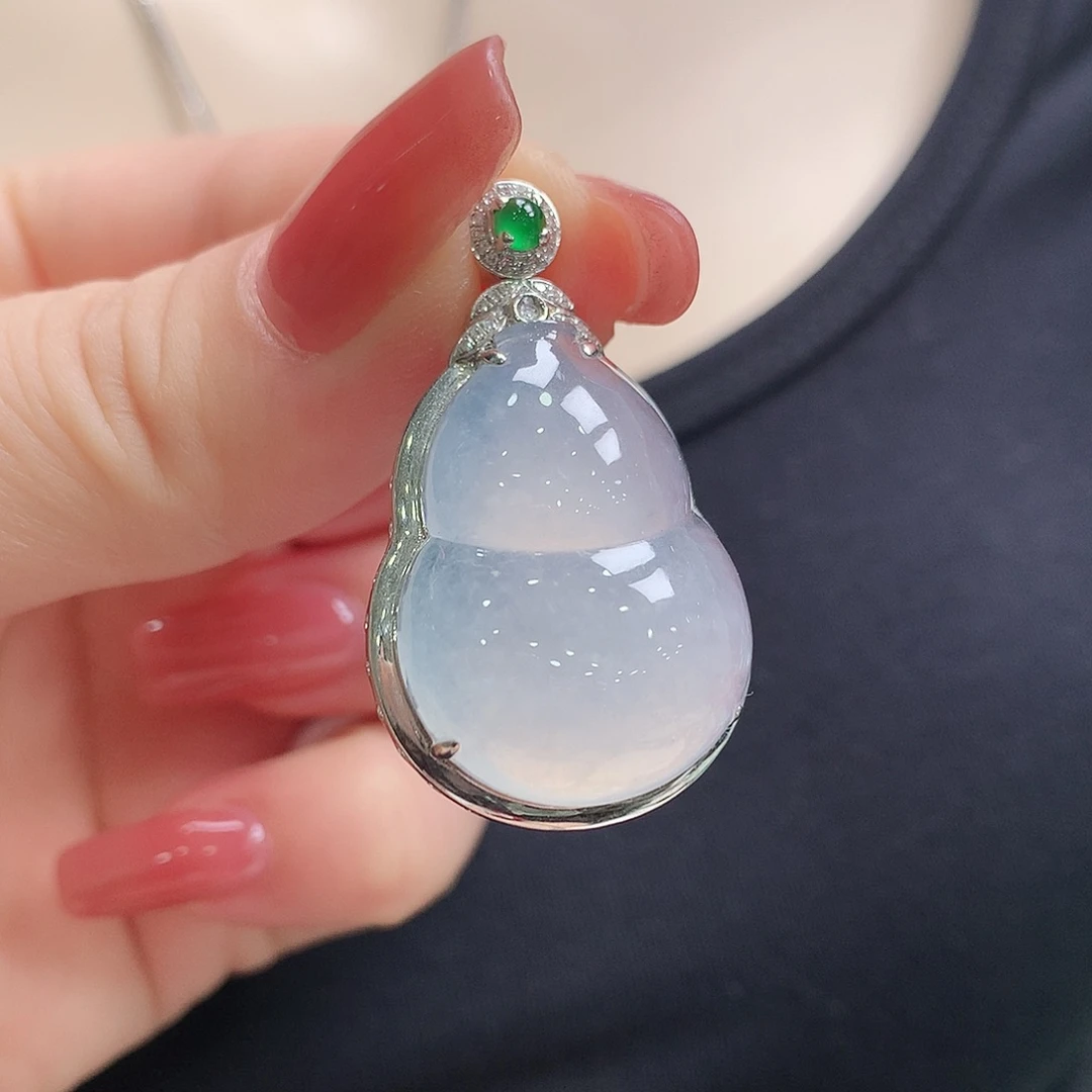 翡翠18K金镶嵌颈饰葫芦