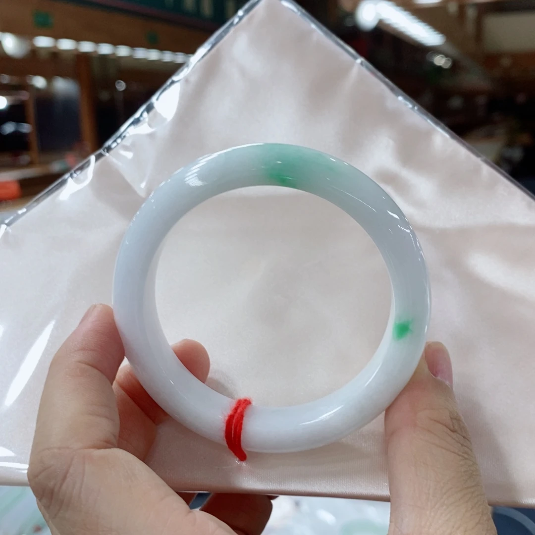 柒***伊翡翠未镶嵌手镯翡翠