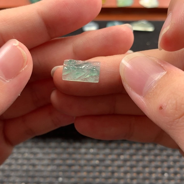 翡翠未镶嵌颈饰飘花山峰