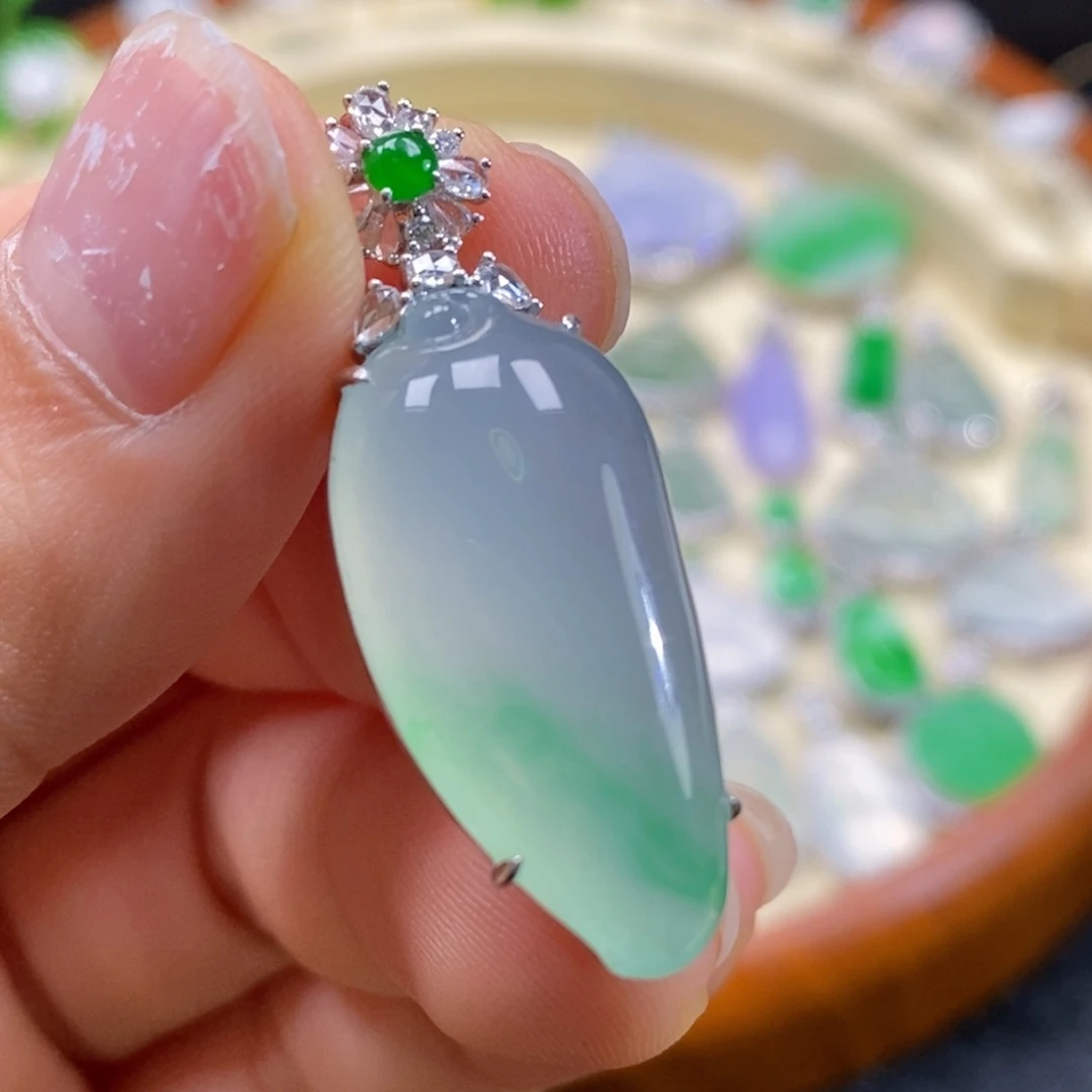 翡翠18K金镶嵌颈饰