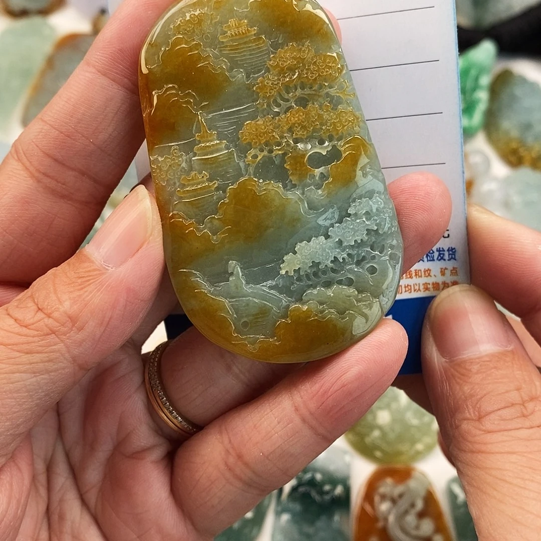 翡翠未镶嵌颈饰山水