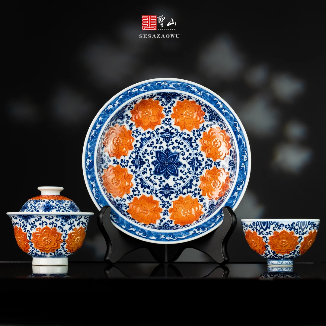 青花缠枝莲矾红雕刻繁花盖碗