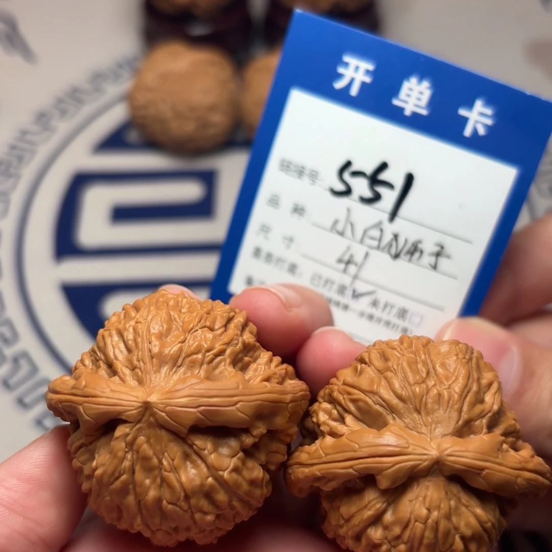 文玩核桃把件白狮子