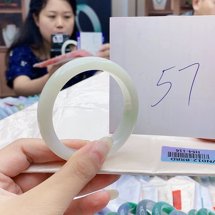 翡翠手镯未镶嵌900……