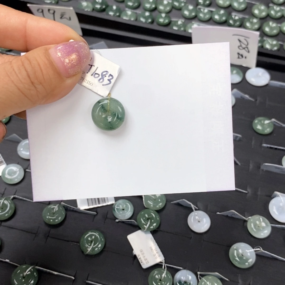 翡翠颈饰未镶嵌平安扣