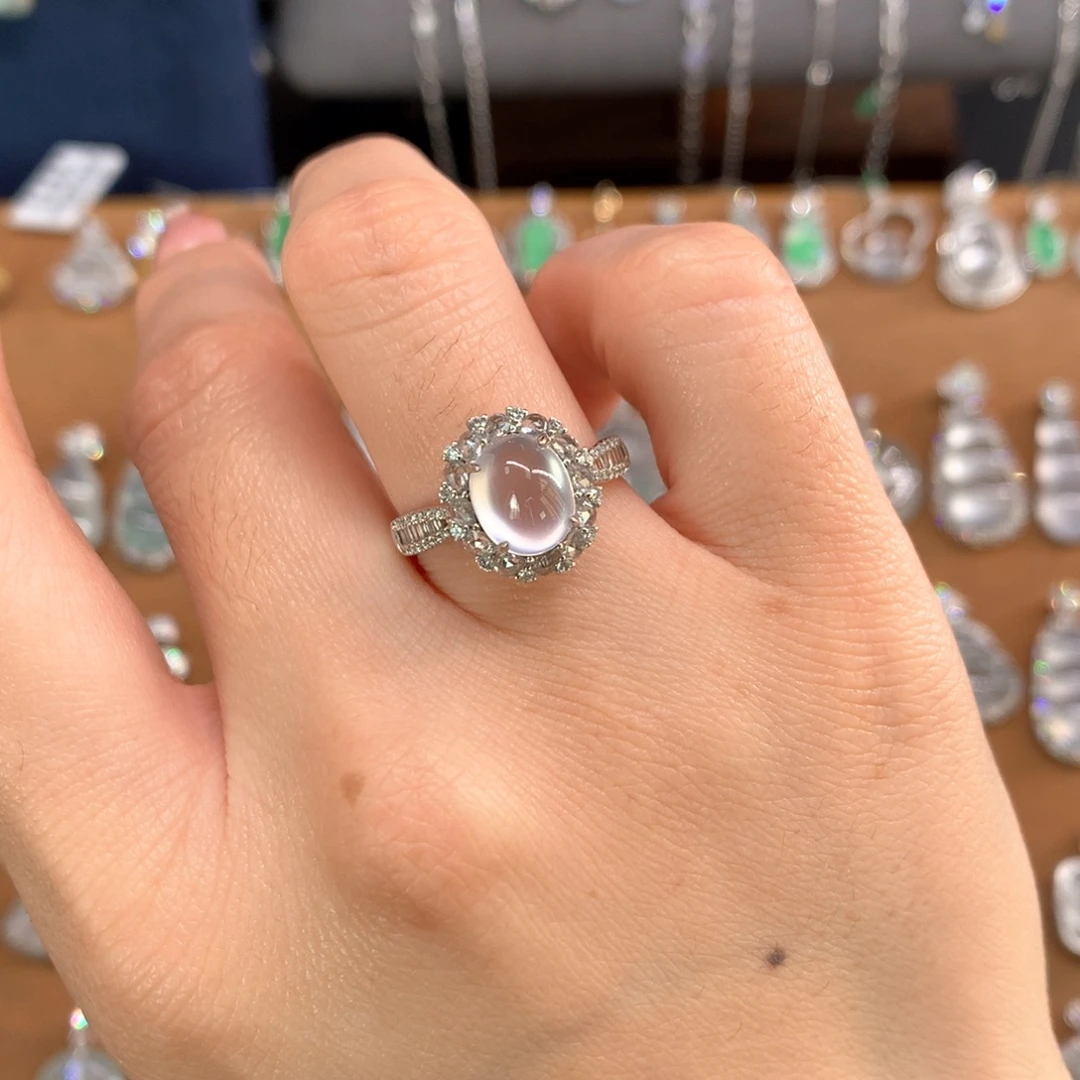 陈***。翡翠18K金镶嵌戒指4•0手捧花