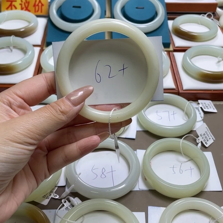 和田玉手镯未镶嵌花****牌