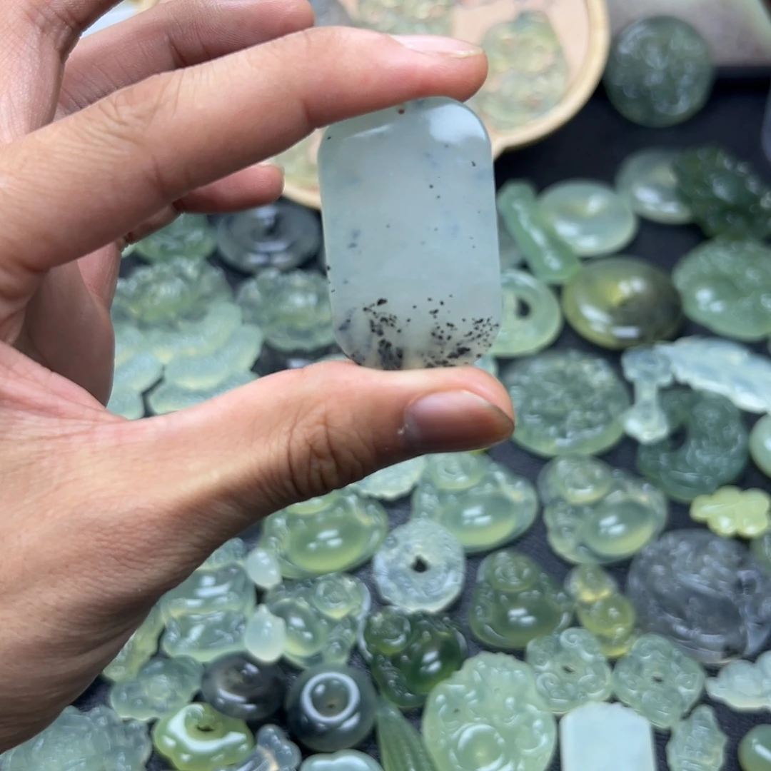 蛇纹石玉未镶嵌颈饰