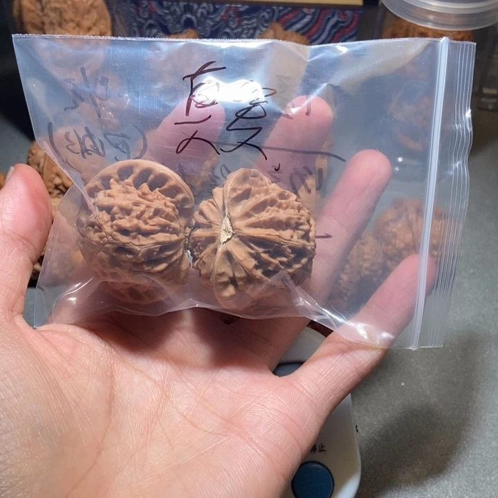 真***生文玩核桃吊坠宫灯