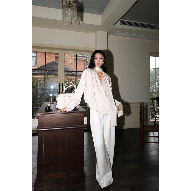 赵三观 米色缎面衬衫