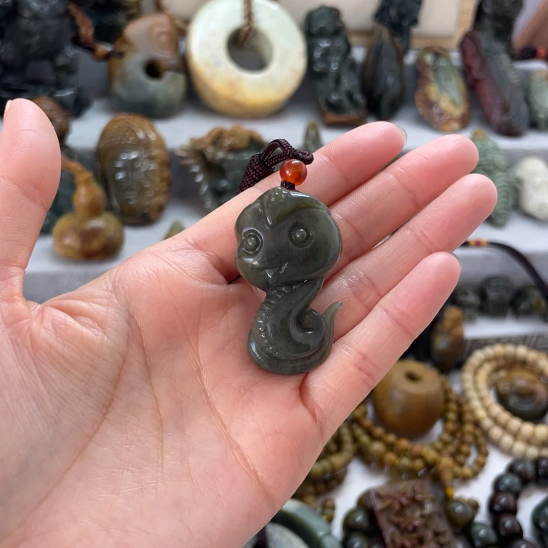 透闪石质玉未镶嵌把件