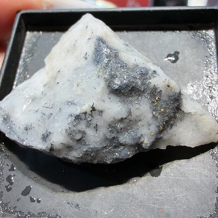 光8.4g聚金阁天然明金矿标