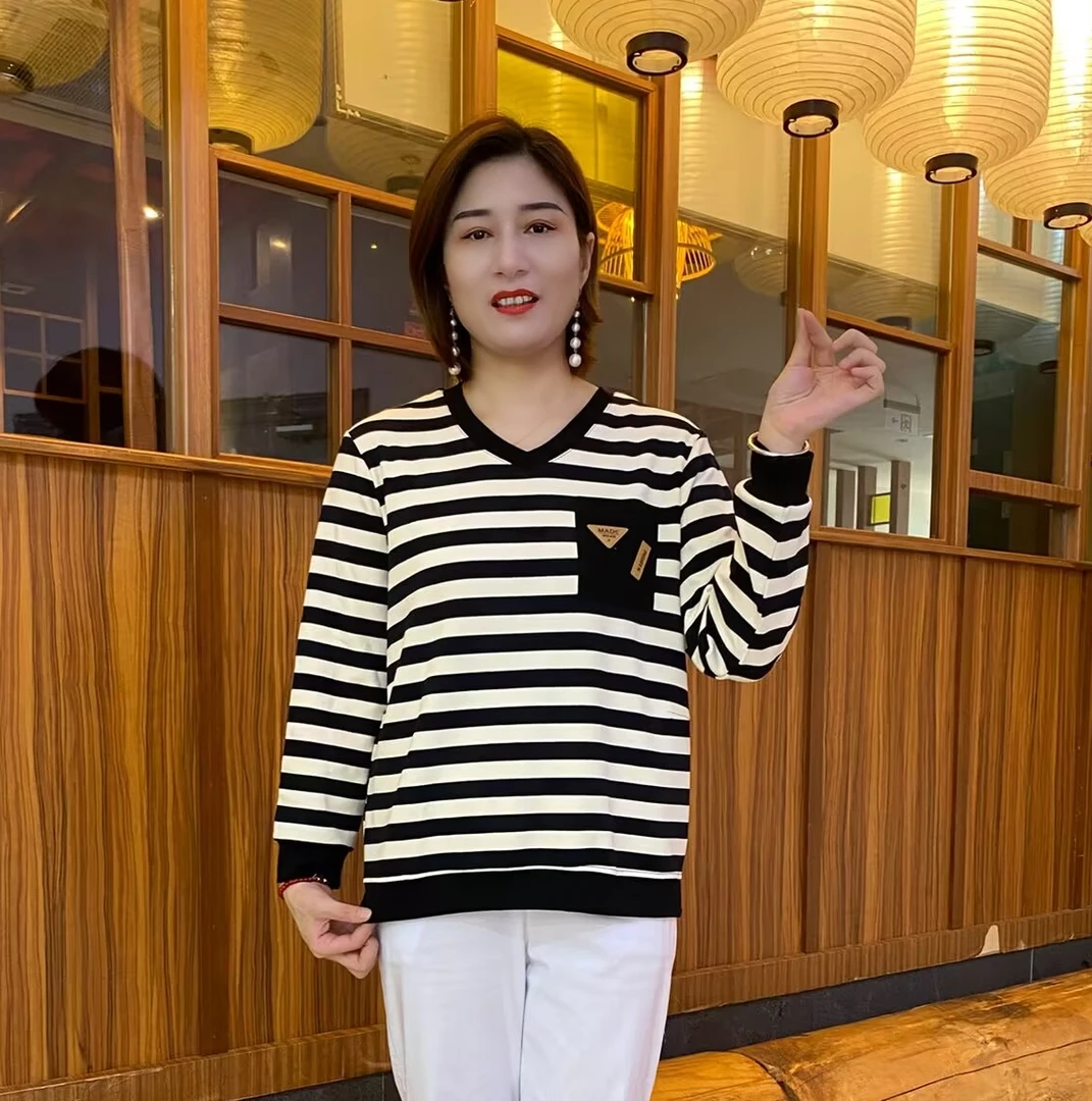 秋季V领时尚宽条纹气质减龄休闲百搭妈妈装长袖衫