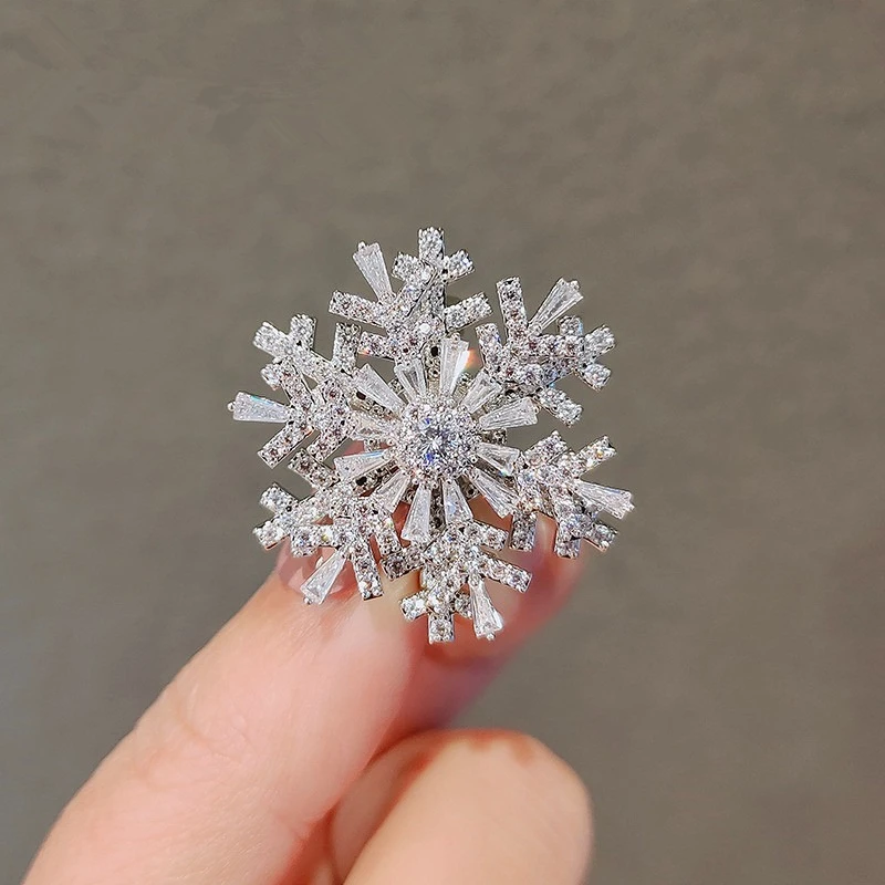 2025年新款高档奢华旋转雪花胸针固定衣服别针西装外套胸花配饰品