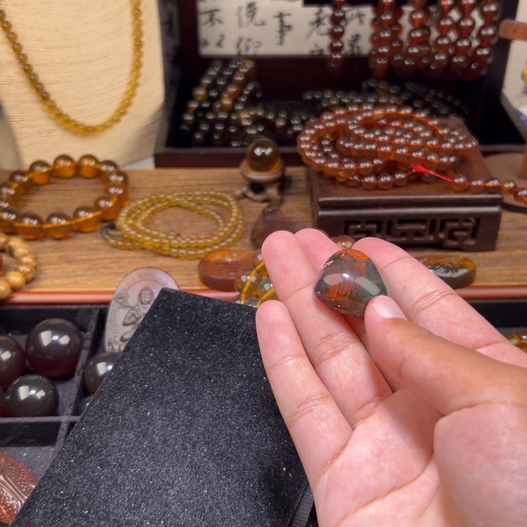 琥珀未镶嵌颈饰植物珀