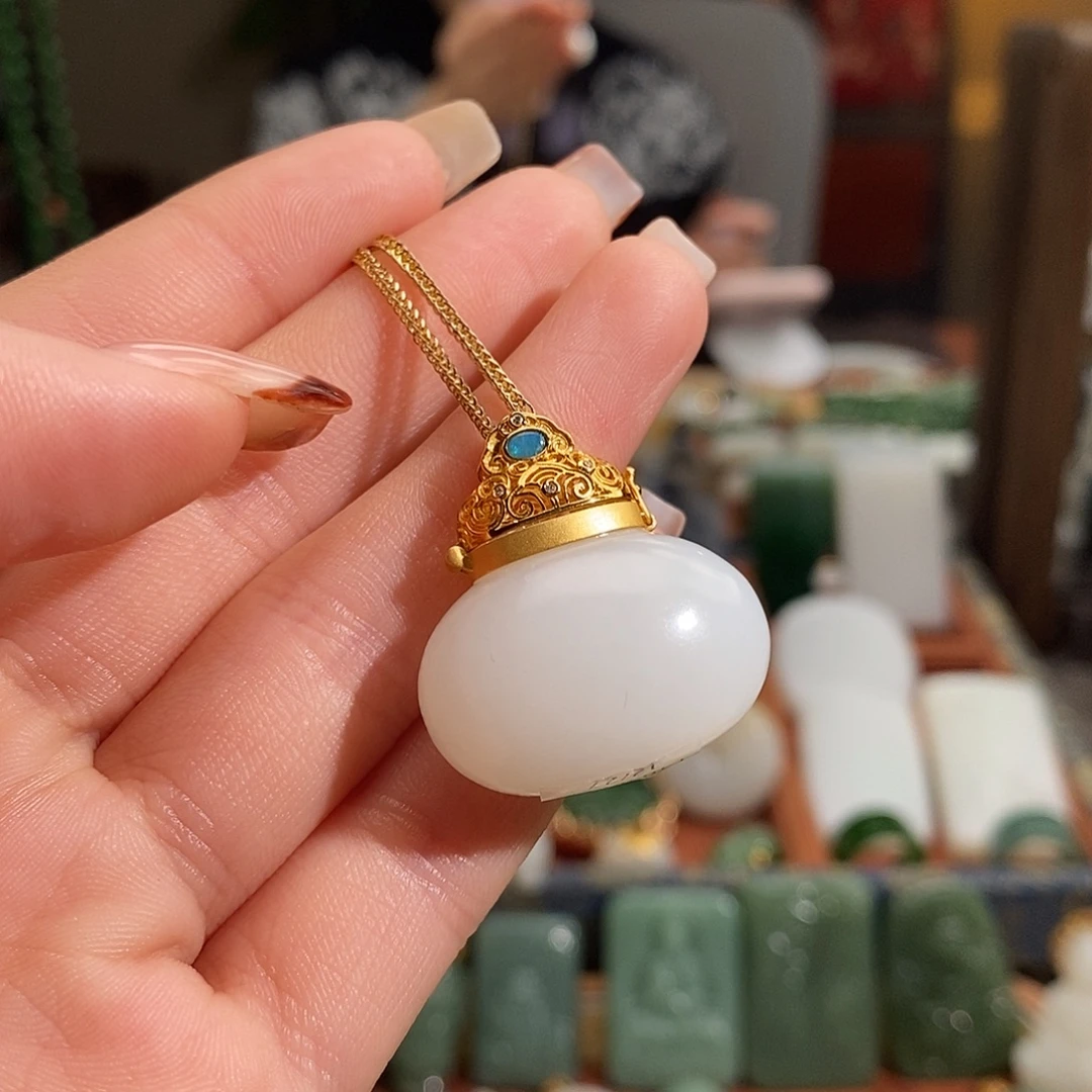 和田玉18K金镶嵌吊坠(赠链)