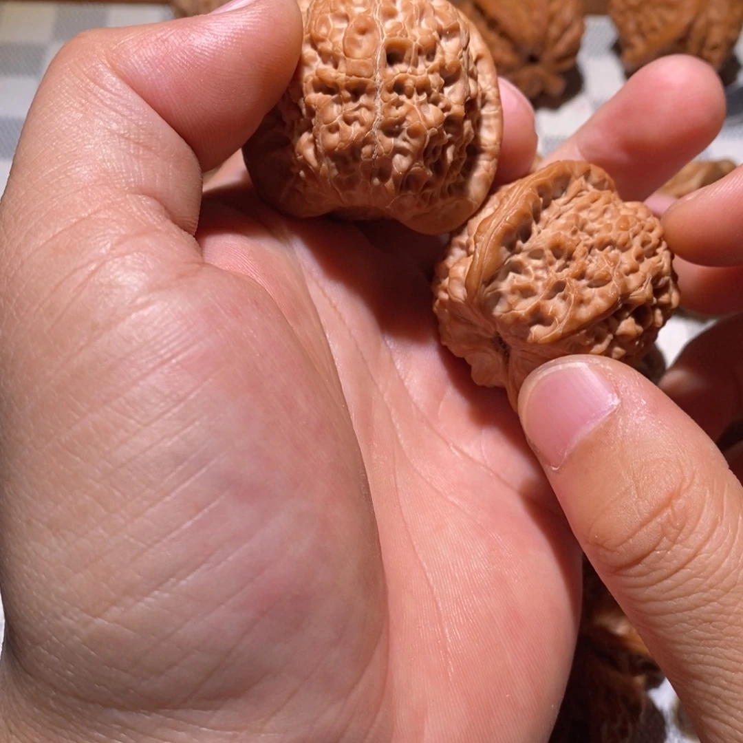 又***成文玩核桃吊坠血麒麟