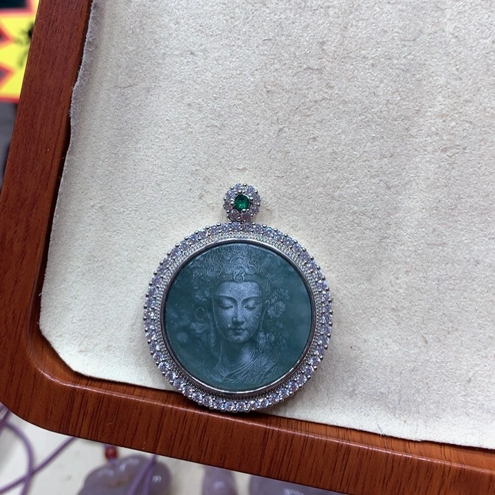 石英质玉颈饰合金小*子