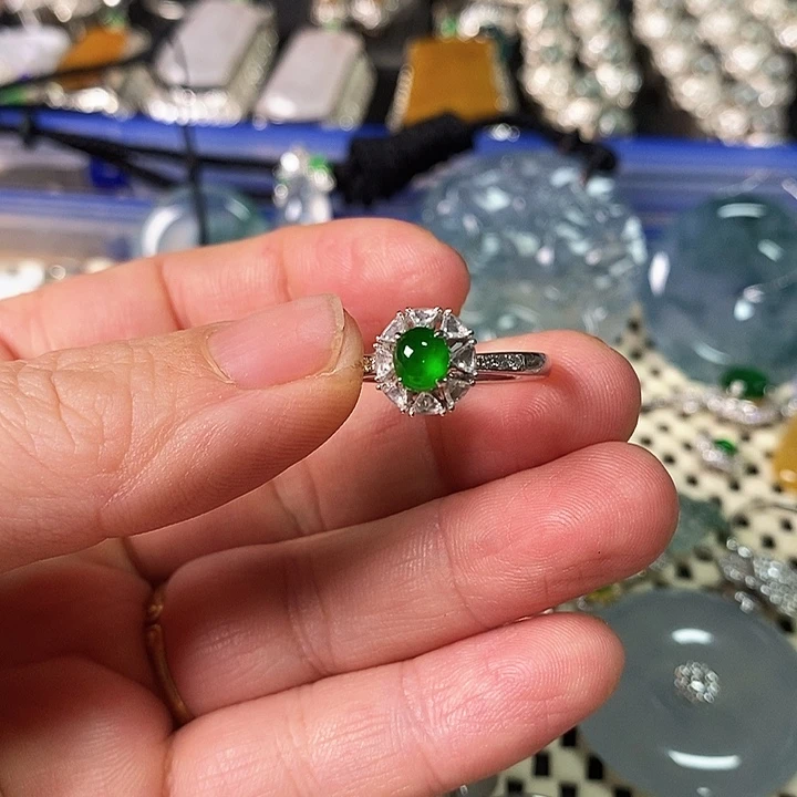 翡翠颈饰18K金镶嵌戒指