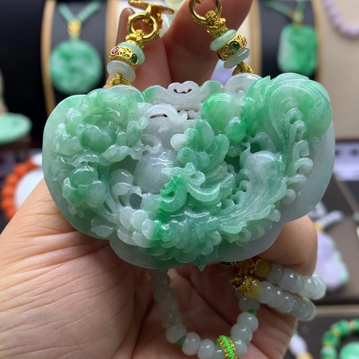 翡翠未镶嵌吊坠(赠链)
