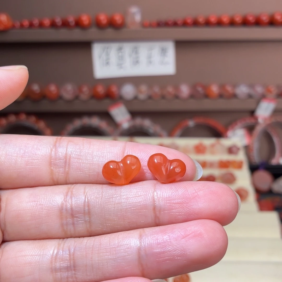 丹****南红玛瑙未镶嵌川料屁桃心一对