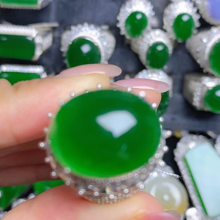 翡翠挂件未镶嵌蛋面