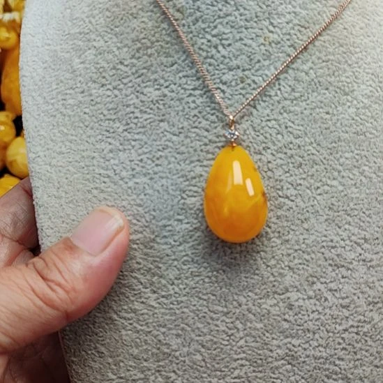 18K金镶嵌吊坠(赠链)蜜蜡