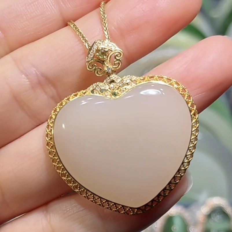 和田玉藕粉爱心吊坠18k金镶嵌